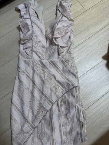프릴 장식 핑크 타이트 드레스