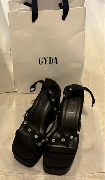 GYDA STONE 스트랩 청키힐 샌들