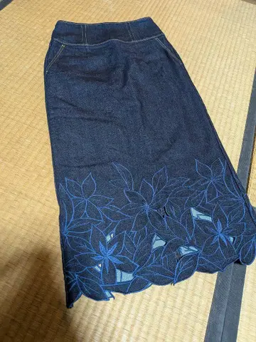 노엘라 꽃무늬 자수 타이트 스커트