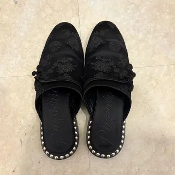 pippichic 블랙 자수 뮬
