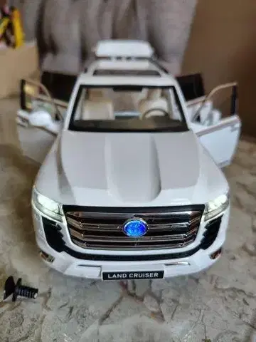 도요타 랜드크루저 LC300 미니카 1:18