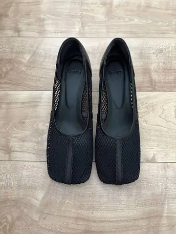 블랙 메쉬 펌프스
