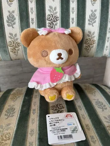 리락쿠마 딸기로 예쁘게 꾸민 봉제 인형