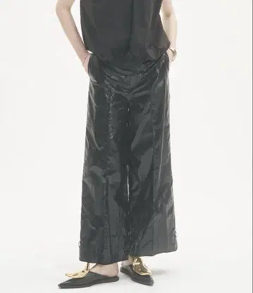 광택감 있는 블랙 와이드 팬츠