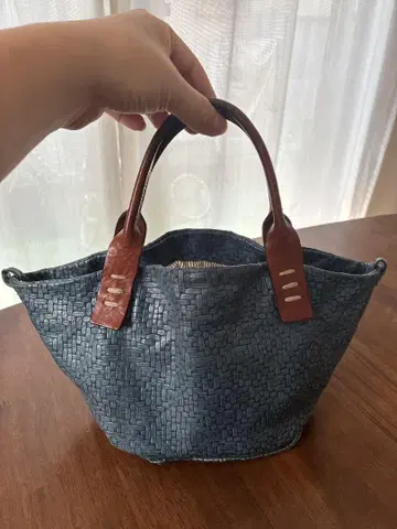파란 땋은 디자인 핸드백