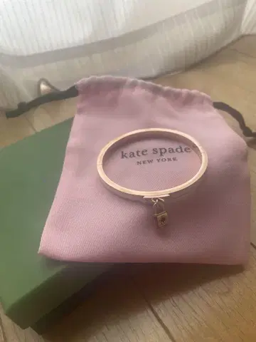 kate spade 골드 뱅글 락 참 포함