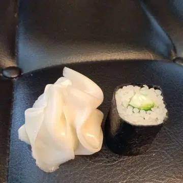 소형 김밥 (오이, 생강 초절임) 식품 샘플