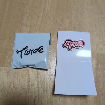 TWICE 랜덤 핀 배지 모모