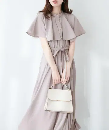 [WEB 한정판] 사이드 플리츠 케이프풍 원피스