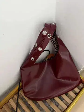 버건디 가죽 스타일 핸드백