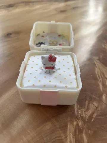 [돈키 한정] 딸기 신문 50주년 기념 유메큥 링 BOX 키티