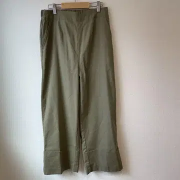 카키색 팬츠