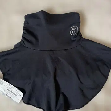 검은색 하이넥 스톤 장식