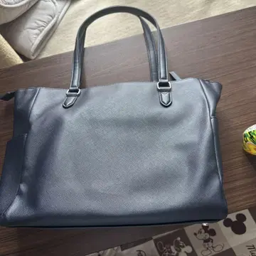 네이비 컬러 합성 피혁 토트백