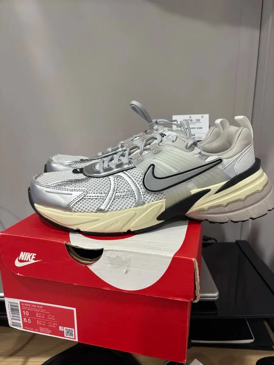 nike roshe two white