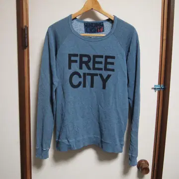 FREE CITY 로고 데미지 가공 맨투맨 S