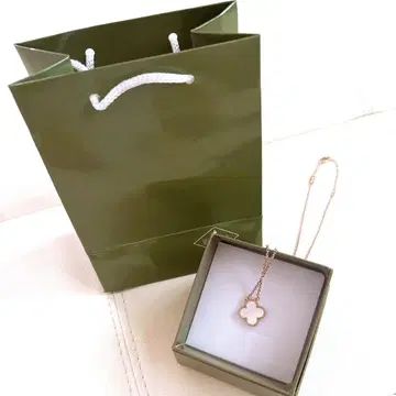 로즈 골드 클로버형 목걸이