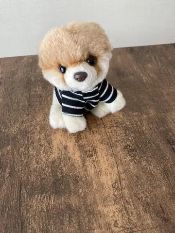 스트라이프 옷을 입은 강아지 봉제 인형 포메라니안