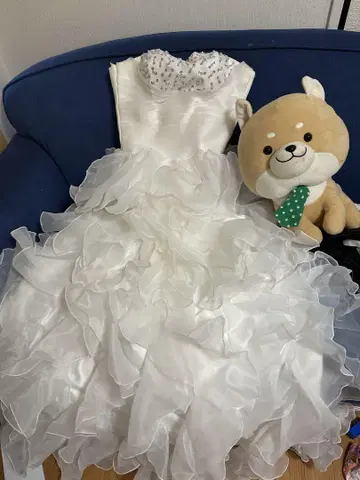 화이트 웨딩 드레스 프릴 장식