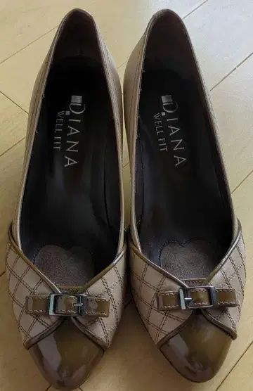 다이애나 WELL FIT 베이지 계열 펌프스 사이즈 21.5cm