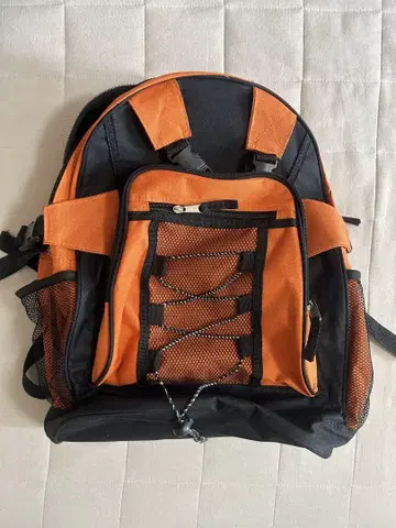 오렌지색과 검은색 럭색