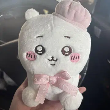 치이카와 앉아있는 봉제 인형