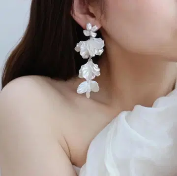 화이트 꽃 디자인 롱 귀걸이