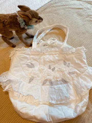 사에라 히스클로네 꽃 모티브 장식 프릴 레이스 사용 특대형 토트백 화이트