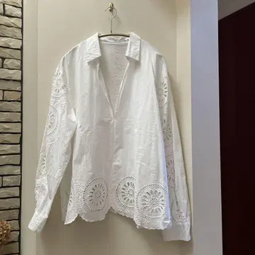 화이트 레이스 장식 긴팔 셔츠