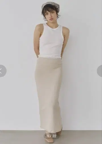 알리시아 스탠 베이지 타이트 스커트 슬릿 포함