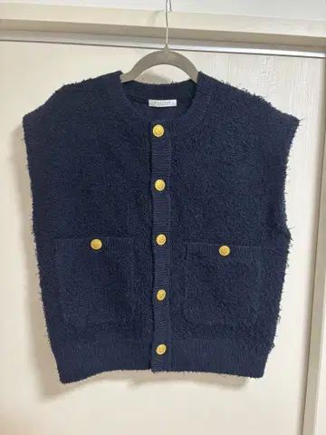 MACPHEE (맥피) 트위디 크루넥 베스트 골드 버튼