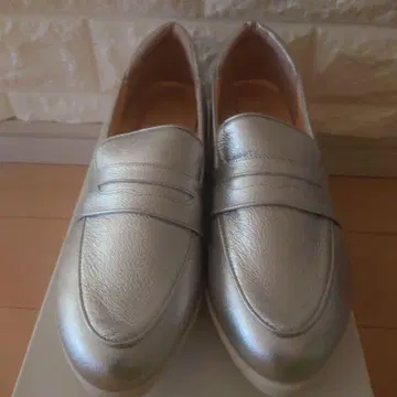 미사용품 힐즈아베뉴 - 실버 로퍼 24.5cm