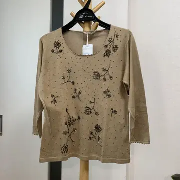 자수 비즈 장식 베이지 5부 소매 상의