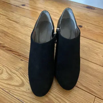 블랙 스웨이드와 가죽 앵클부츠