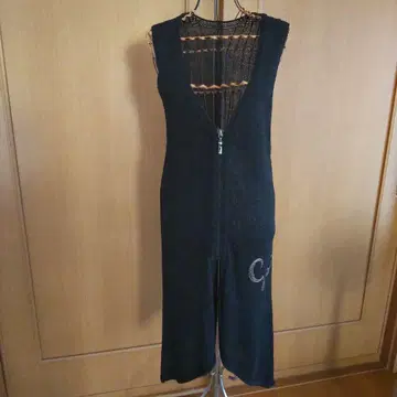이타리야 블랙 자수 로고 베스트