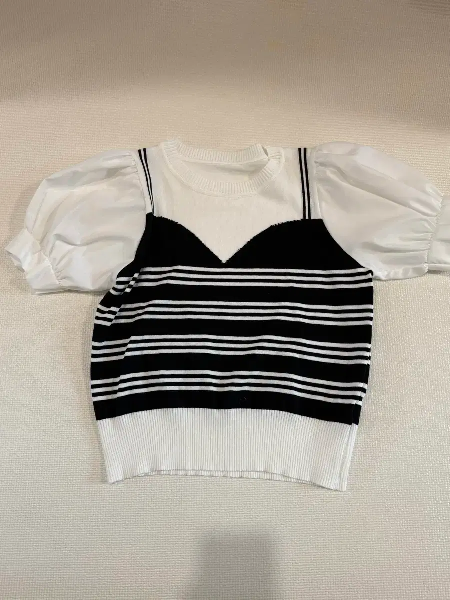 반팔 블라우스 #블라우스,#반팔,#반팔블라우스,#고고싱,#육육걸즈 on Bunjang Global Site.