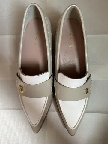 Her lip to Two-Tone Pointed Loafers