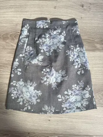 새상품급 그레이 계열 꽃무늬 타이트 스커트 (1회 착용)
