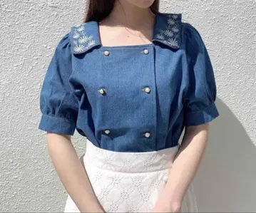데님 블루 반팔 셔츠 옷깃 자수 부착 버튼