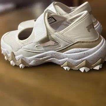 휠라 샌들