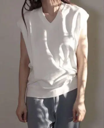 AURALEE Light Flowy Sweat V-Neck Vest