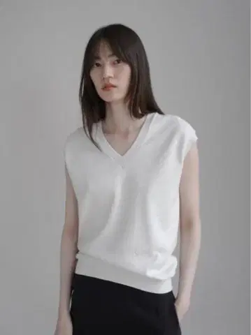 AURALEE Light Flowy Sweat V-Neck Vest
