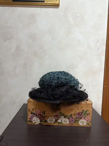 블루그린과 블랙 레이스 모자
