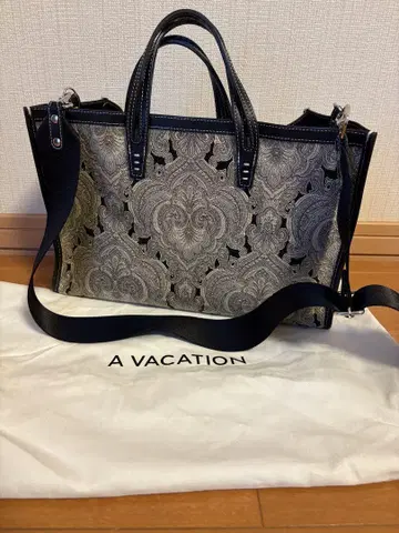 A VACATION 토트백 M 사이즈 스트랩 포함