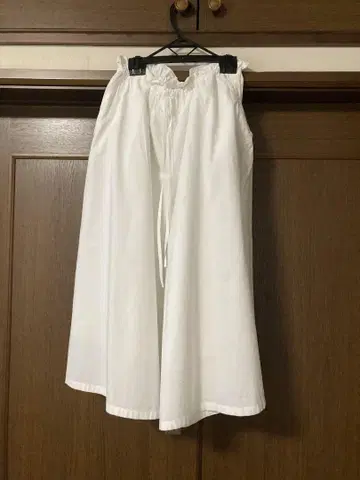 로와지르 화이트 큐롯 스커트