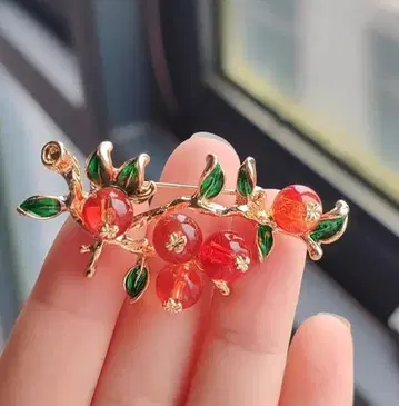 이탈리아에서 구매한 감과 잎 디자인 브로치