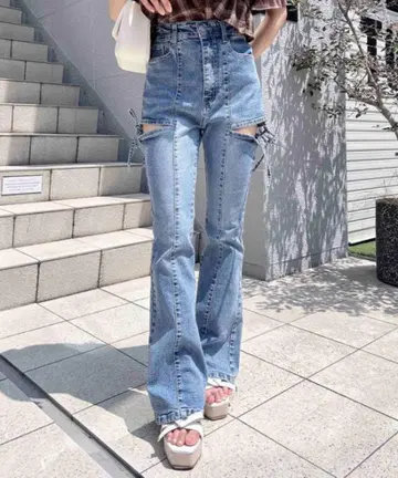 ingni 사이드 리본 컷 아웃 플레어 데님 팬츠 블루