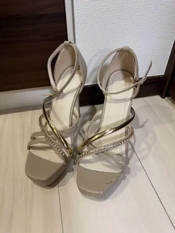 M 사이즈 베이지 스트랩 핑힐 하이힐