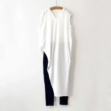 RIM.ARK 비대칭 원피스 V넥 티셔츠 화이트