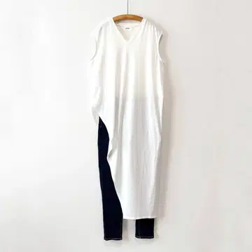 RIM.ARK 비대칭 원피스 V넥 티셔츠 화이트